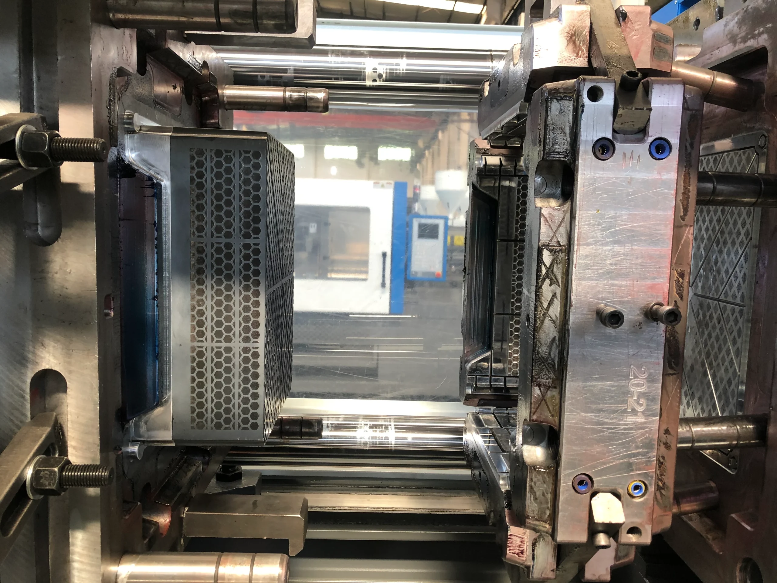 Guide to select suitable injection molding production line for plastic crates 6 Guide to select suitable injection molding production line for plastic crates 6