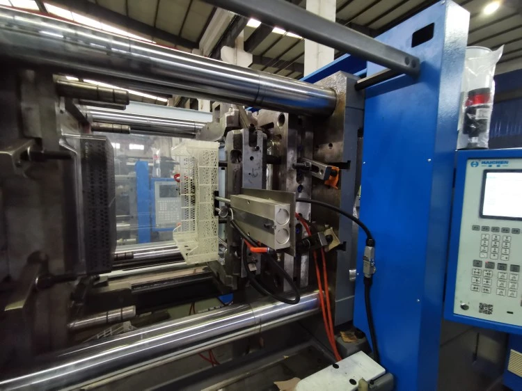 Plastic crate injection molding