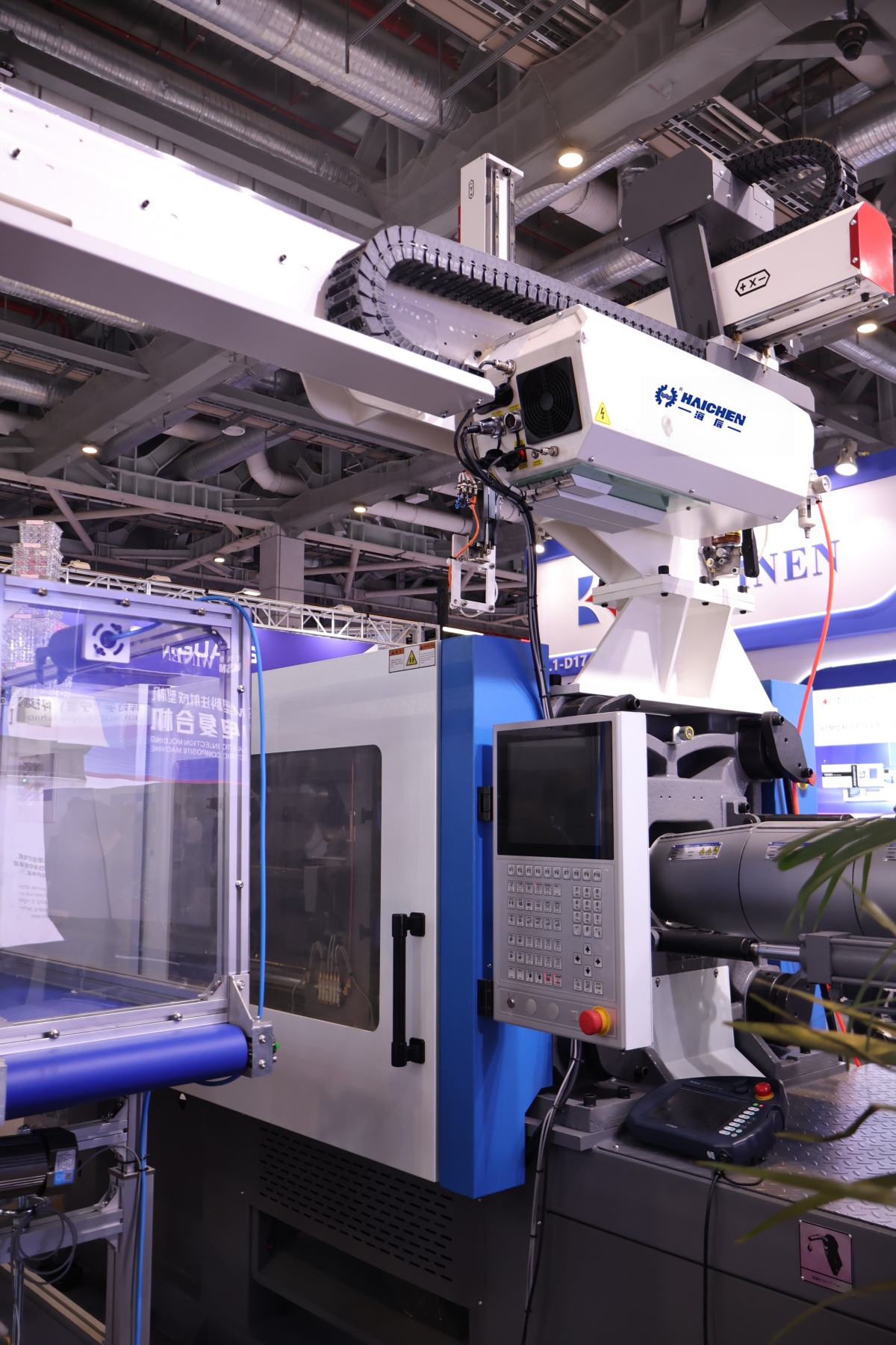 CHINAPLAS 2026 Review: HAICHEN Shows Self-Made Dual-System Hybrid PET Injection Molding Machine 8 CHINAPLAS 2026 Review: HAICHEN Shows Self-Made Dual-System Hybrid PET Injection Molding Machine 8