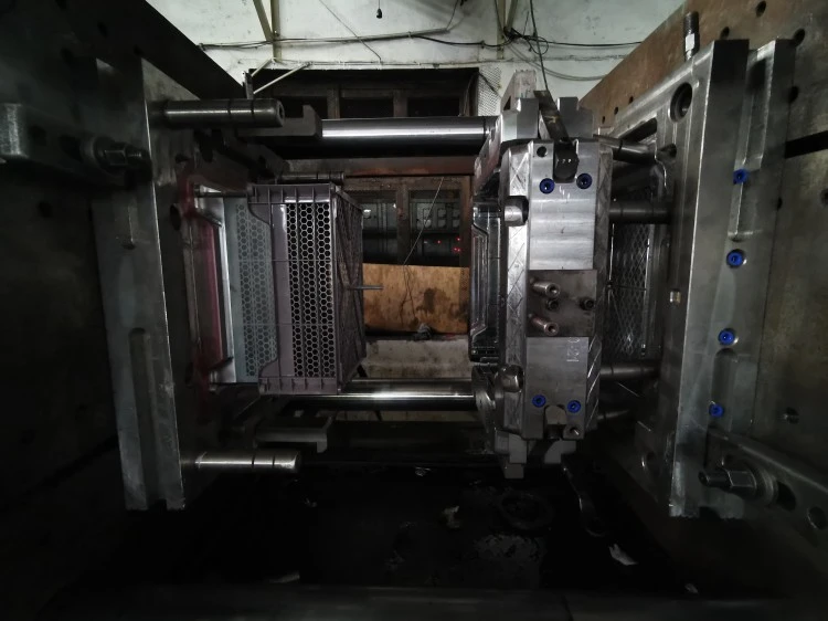 Plastic crate injection molding
