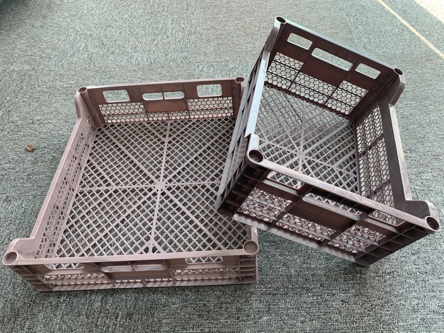 How does the plastic crates injection molding work? 2 How does the plastic crates injection molding work? 2