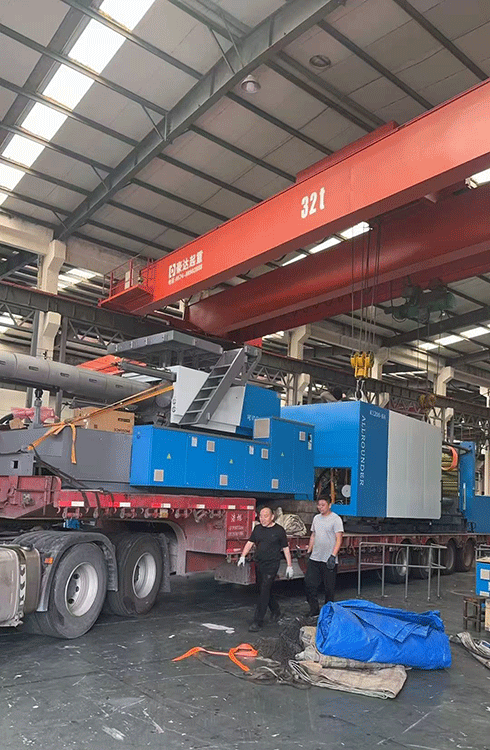 1200 ton injection molding machine loading