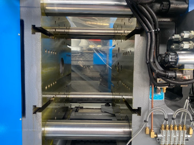 Apply rust-preventive oil to the mold platen