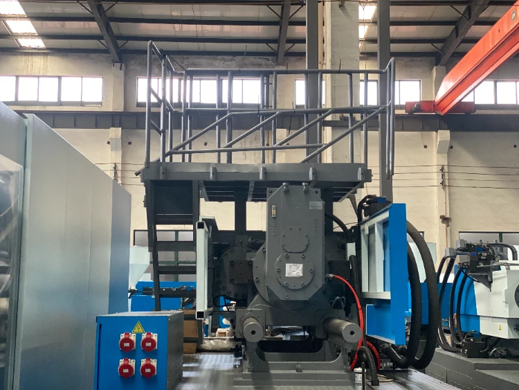 Hydraulic hose quick-connect for injection molding machine
